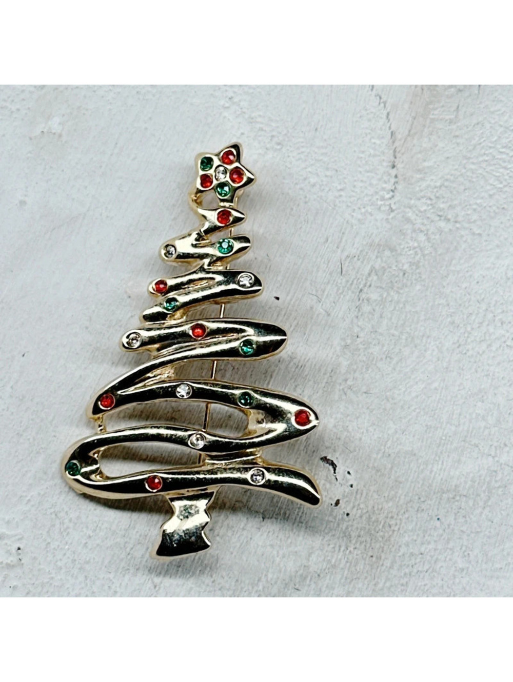 818mc. Goldtone Christmas Tree Brooch